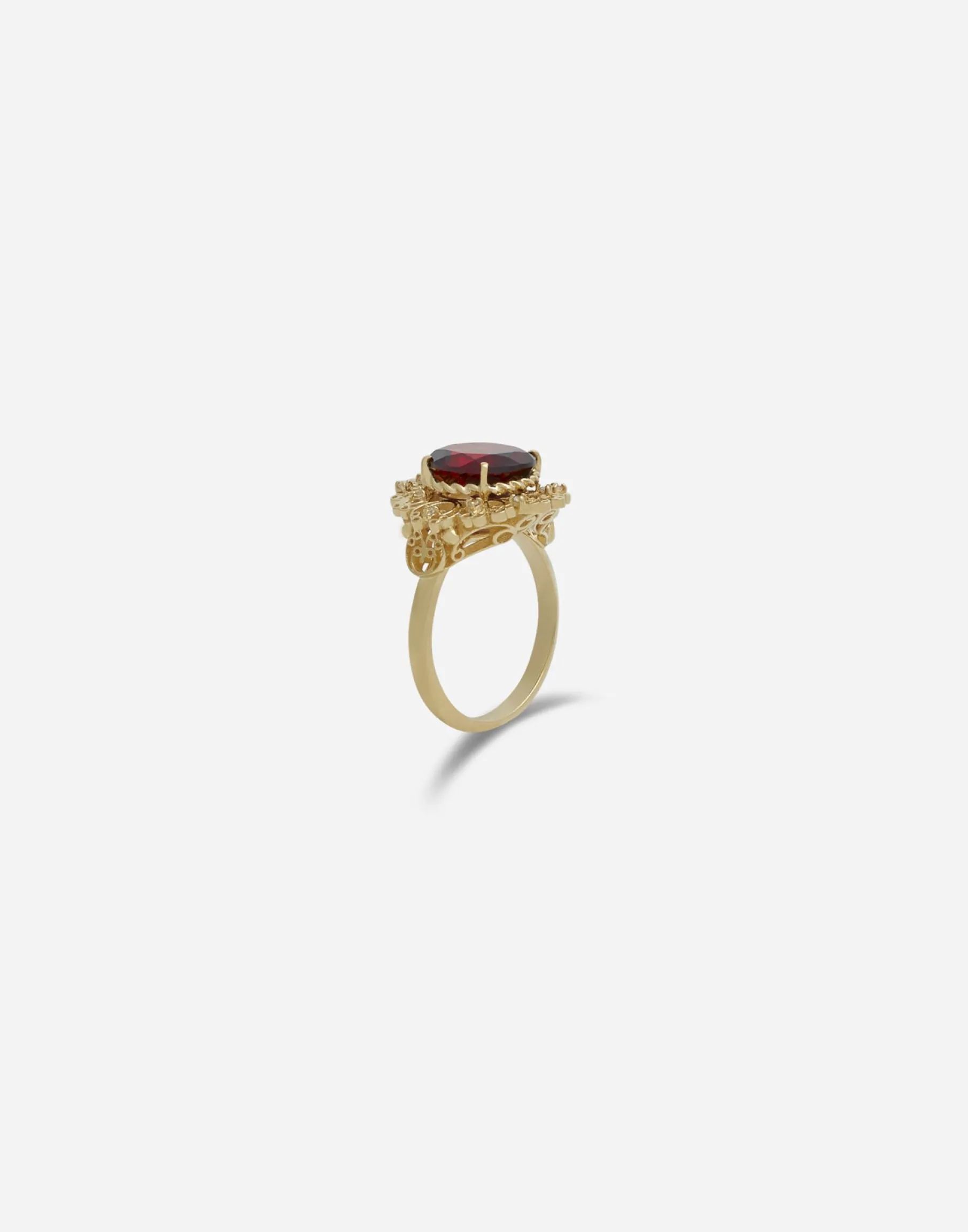 Barocco ring in yellow gold and rhodolite garnet