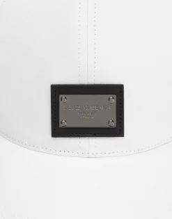 Cotton baseball cap with branded tag