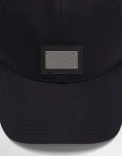 Cotton baseball cap with branded tag