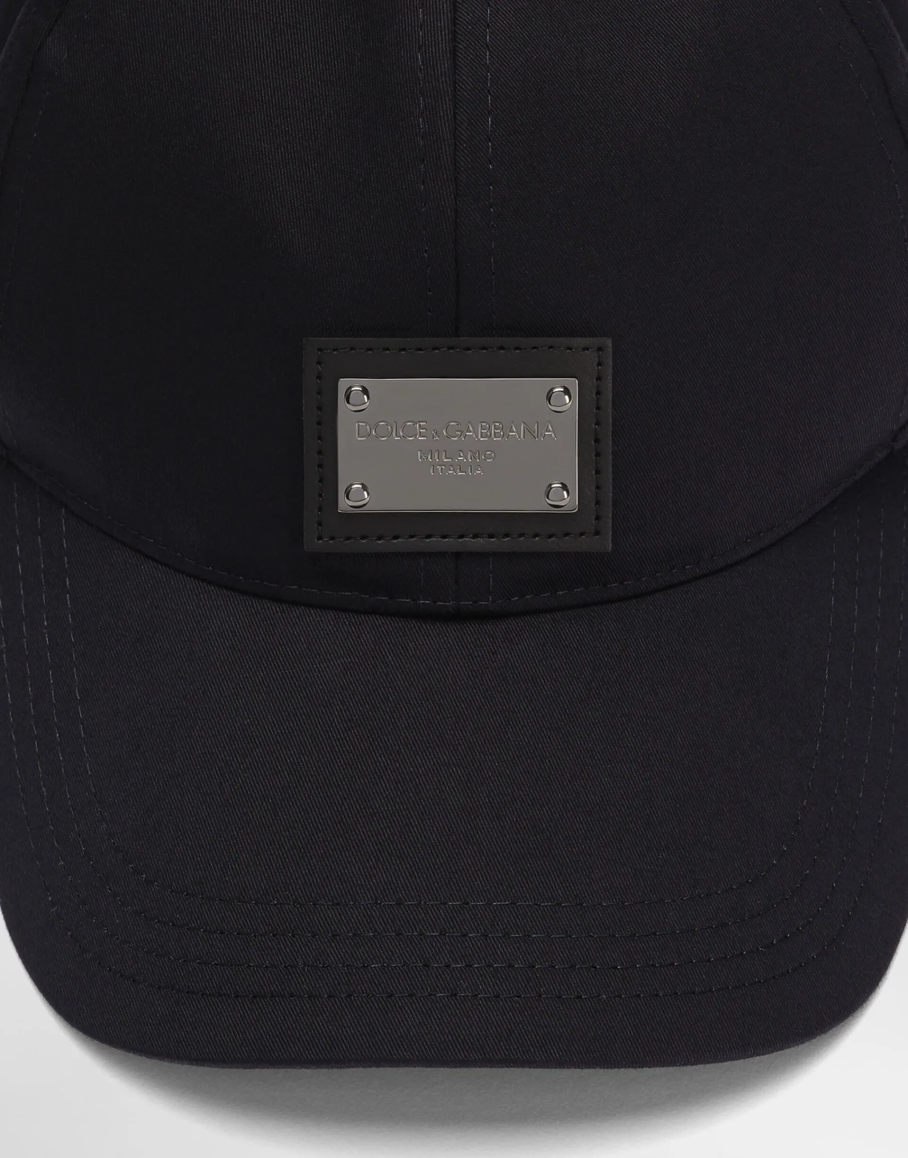 Cotton baseball cap with branded tag