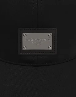 Cotton baseball cap with branded tag