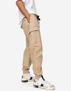 Cotton cargo pants with branded tag