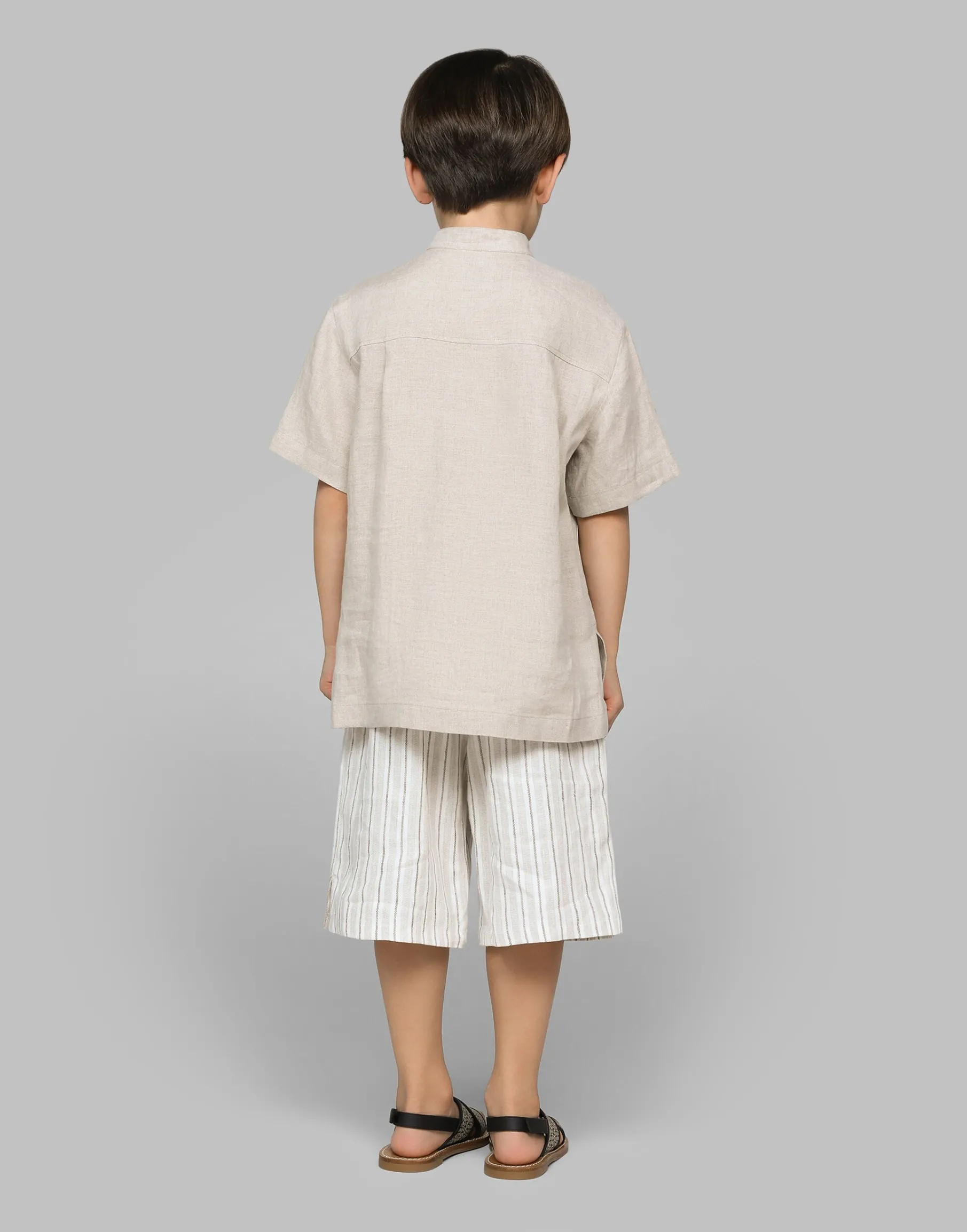 Linen shirt with branded tag