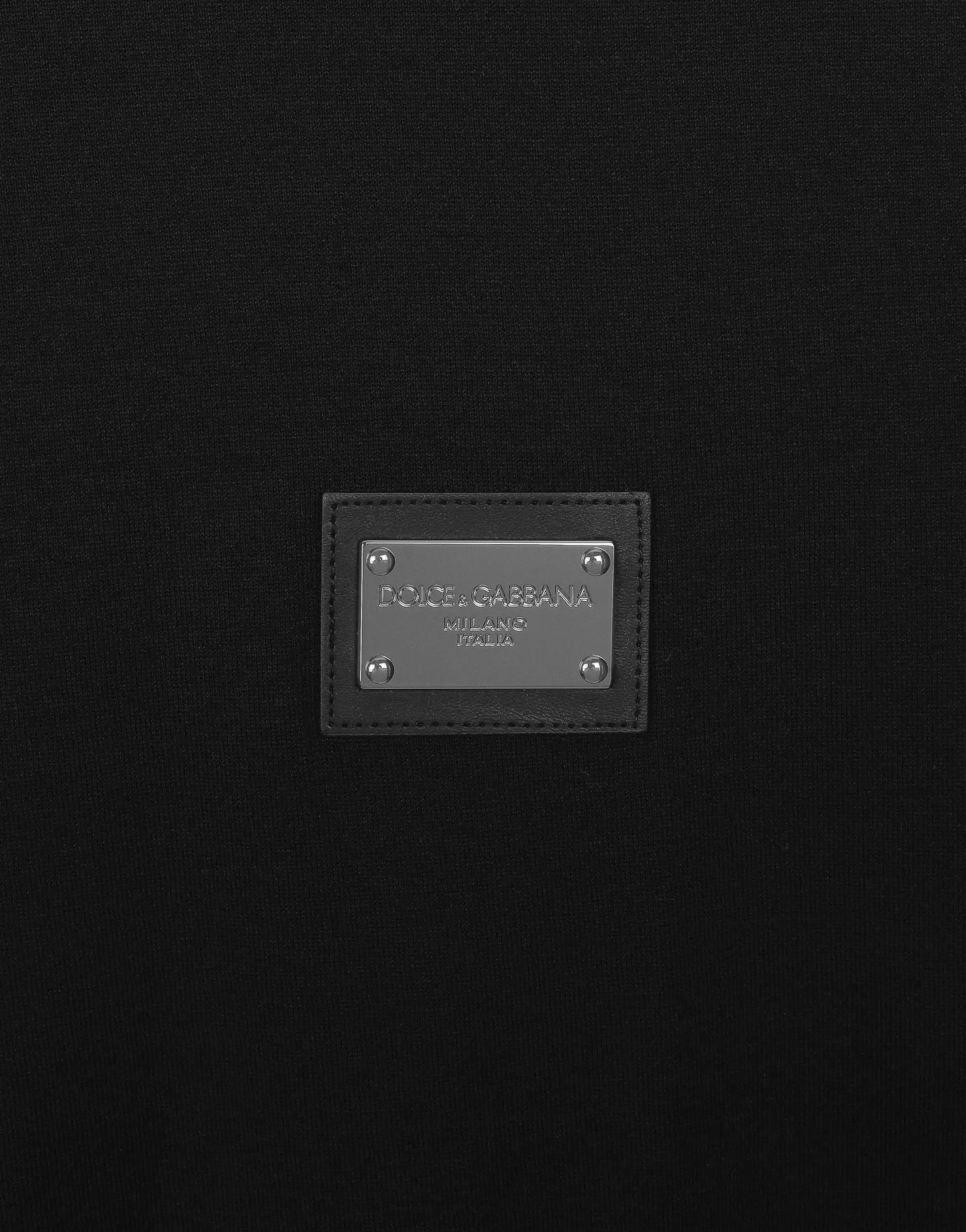 Long-sleeved T-shirt with logo tag