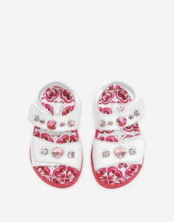 Patent leather sandals with embellishment