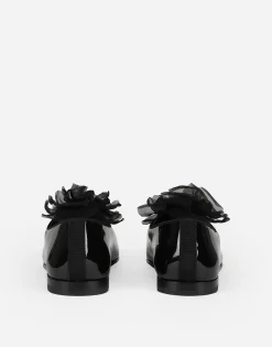 Patent leather slippers with flower appliqué