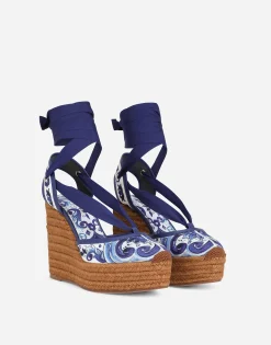 Rope-soled wedges in printed brocade fabric