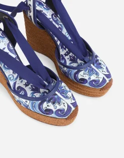 Rope-soled wedges in printed brocade fabric