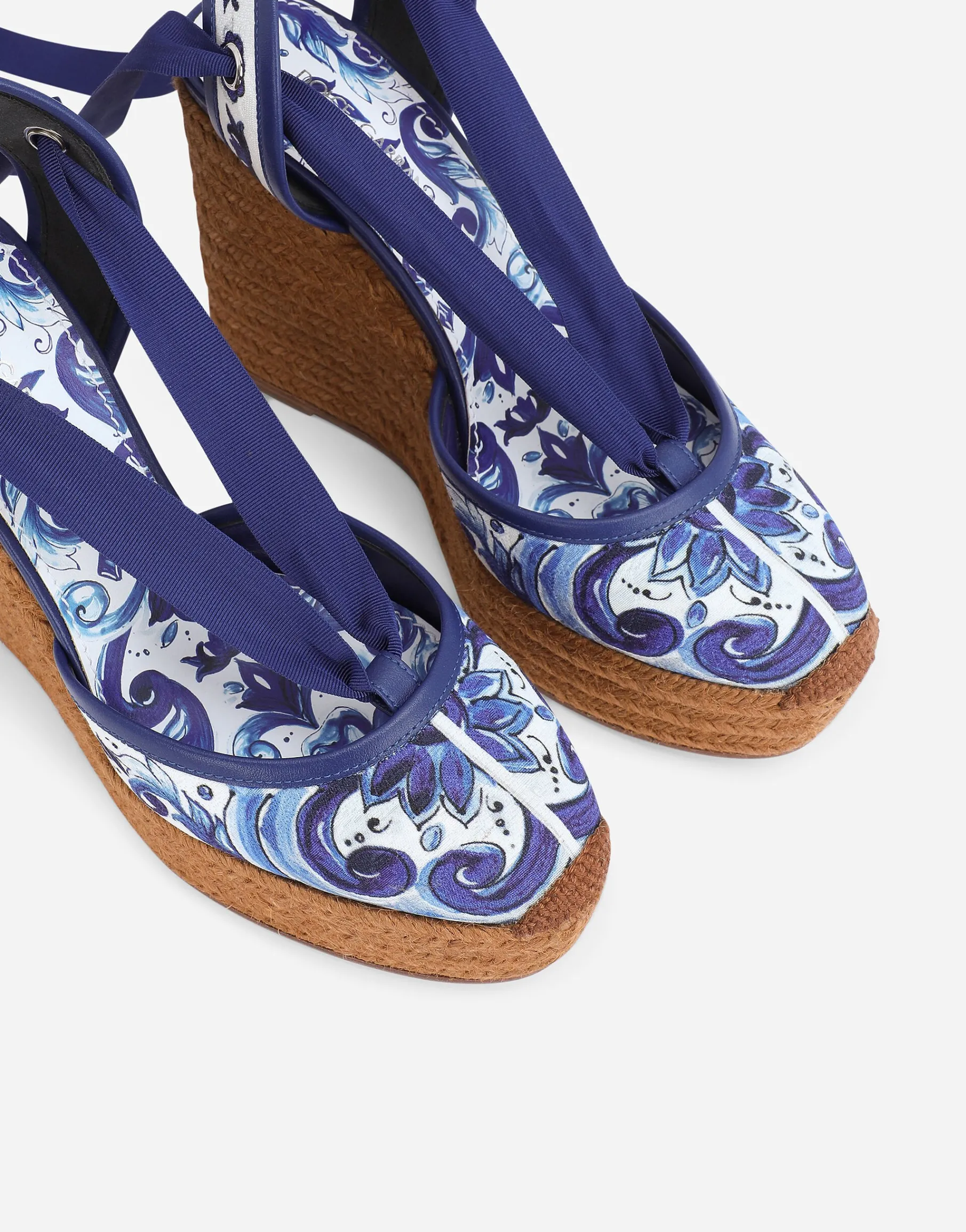 Rope-soled wedges in printed brocade fabric