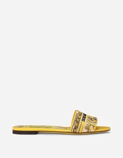 Sliders with embroidered majolica pattern