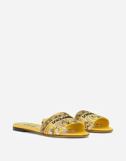 Sliders with embroidered majolica pattern