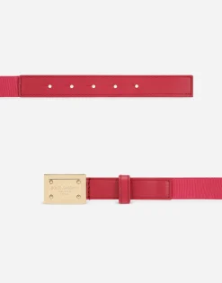 Stretch belt with logo tag