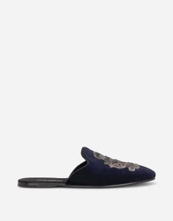 Velvet slippers with coat of arms embroidery