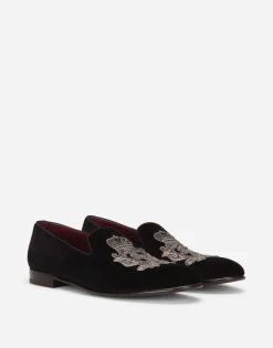 Velvet slippers with coat of arms embroidery
