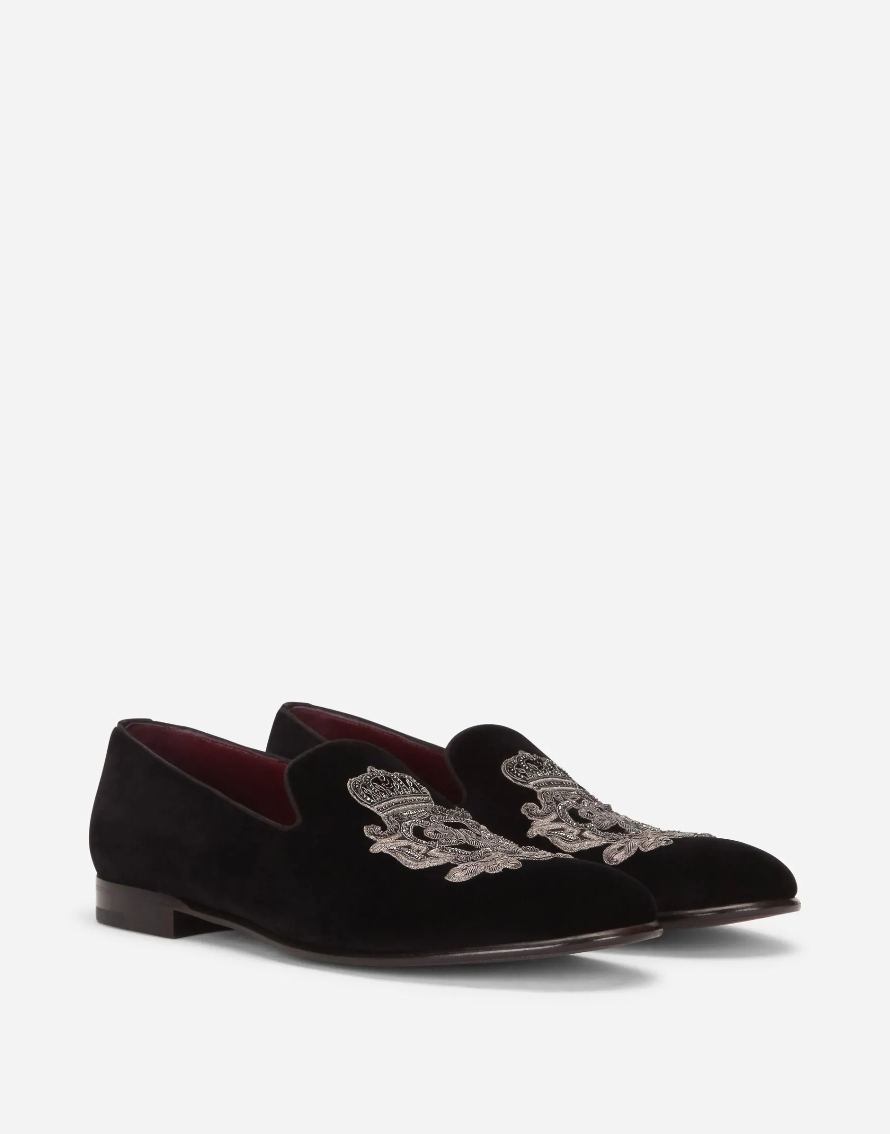 Velvet slippers with coat of arms embroidery