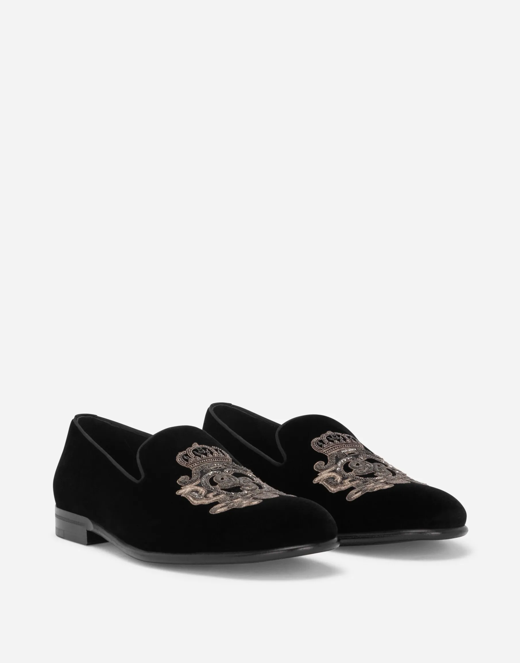 Velvet slippers with coat of arms embroidery