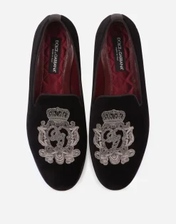 Velvet slippers with coat of arms embroidery